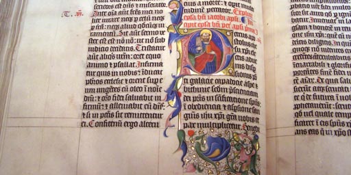 Iniciála v iluminovanej biblii z roku 1407